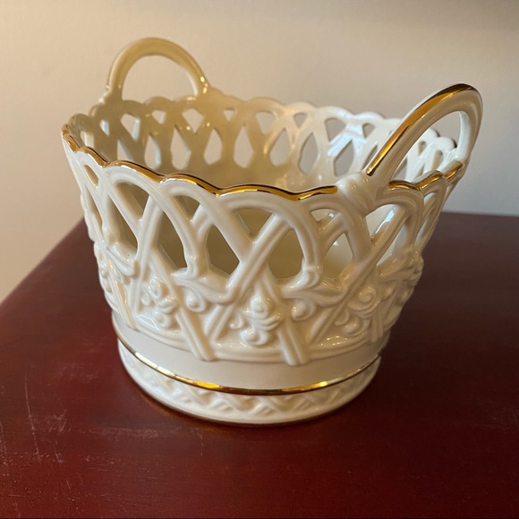 - Lenox dish with handles and gold trim. - Picture 3 of 4